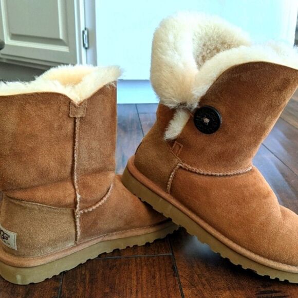 UGG Bailey Button Genuine Shearling Lined Boot Size 9 - Picture 3 of 5